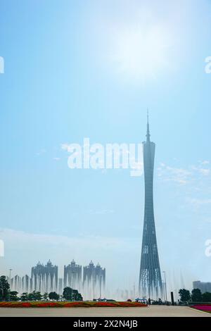 GUANGZHOU – 23. November 2011: Fernsehturm des Kantons in der Nähe von Springbrunnen auf der Insel Haixinsha in Guangzhou, China. Der Turm wurde von dem niederländischen Architekten Mark entworfen Stockfoto