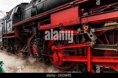 Die Räder und die Technik der Dampflokomotive DB Baureihe 23, kurz BR 23. (Schluchsee, Deutschland, 31.12.2022) Stockfoto