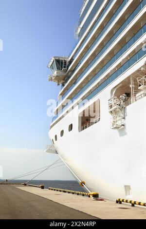 Bug Teil des Kreuzfahrtschiffes, am Pier verankert. Stockfoto