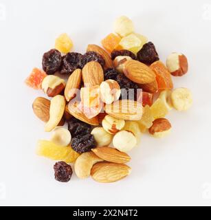 Handvoll Nüsse, getrocknete Früchte und kandierte Früchte auf weißem Hintergrund. Stockfoto