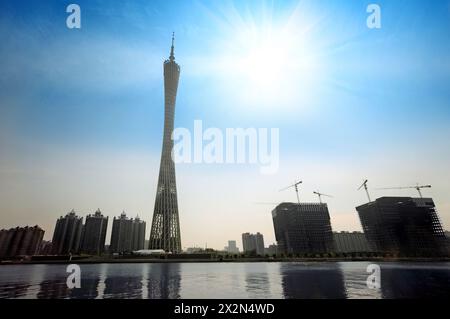 Canton TV Tower in der Nähe des Baus hoher Gebäude, Perlfluss in Guangzhou, China Stockfoto