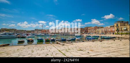 Panoramablick auf die Altstadt von Bisceglie und das Meer in Apulien. Stockfoto