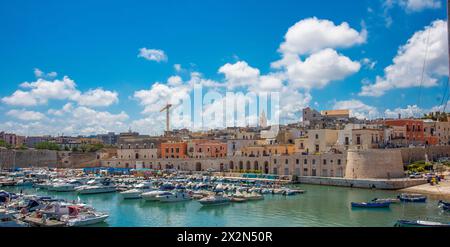 Panoramablick auf die Altstadt von Bisceglie und das Meer in Apulien. Stockfoto