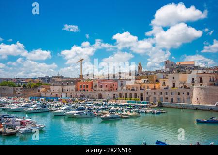 Panoramablick auf die Altstadt von Bisceglie und das Meer in Apulien. Stockfoto