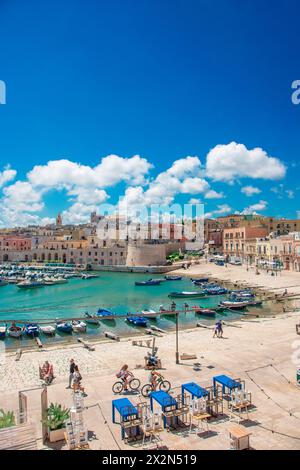 Panoramablick auf die Altstadt von Bisceglie und das Meer in Apulien. Stockfoto