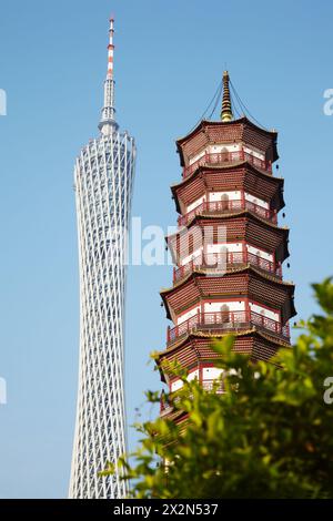 GUANGZHOU - 23. November: Canton Tower and Blume Pagoda of Temple of the Six Banyan Trees, 23. November 2011, Guangzhou, China. Tempel der sechs Banyan-Bäume Stockfoto