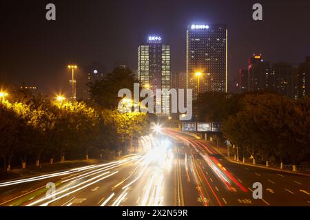 GUANGZHOU - 23. November: Verkehr auf mehrspuriger Autobahn in der Nacht, 23. November 2011, Guangzhou, China. Es gibt mehr als 80 Transportunternehmen in Guangzh Stockfoto