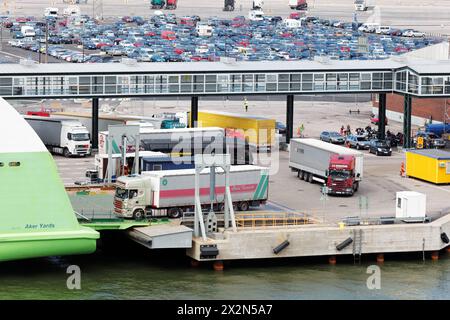 HELSINKI - 20. JULI: Beladung von LKWs auf Ferry Star im Hafen von Helsinki, 20. Juli 2011, Helsinki, Finnland. Star wurde 2007 auf der Werft Aker gebaut Stockfoto