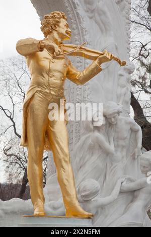WIEN-19. Februar: Johann Strauss-Statue in der Nähe von Bäumen am 19. Februar 2012 in Wien, Österreich. 1903, vier Jahre nach dem Tod von Strauss, wurde ein Komitee konstituiert Stockfoto