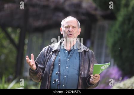 Altenburg, Deutschland. April 2024. Bernhard Stengele (Bündnis90/die Grünen), Thüringer Minister für Umwelt, Energie und Naturschutz, spricht auf der Pressekonferenz im Botanischen Garten nach der Außensitzung des Thüringer Kabinetts. Eines der diskutierten Themen war die Aussichten für den ländlichen Raum. Quelle: Bodo Schackow/dpa/Alamy Live News Stockfoto