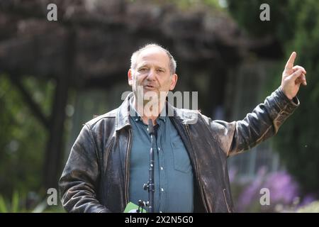 Altenburg, Deutschland. April 2024. Bernhard Stengele (Bündnis90/die Grünen), Thüringer Minister für Umwelt, Energie und Naturschutz, spricht auf der Pressekonferenz im Botanischen Garten nach der Außensitzung des Thüringer Kabinetts. Eines der diskutierten Themen war die Aussichten für den ländlichen Raum. Quelle: Bodo Schackow/dpa/Alamy Live News Stockfoto