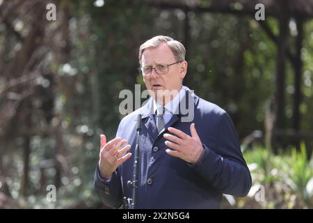 Altenburg, Deutschland. April 2024. Bodo Ramelow (die Linke), Ministerpräsident Thüringens, spricht auf der Pressekonferenz im Botanischen Garten nach dem Auswärtigen Treffen des thüringischen Kabinetts. Eines der diskutierten Themen war die Aussichten für den ländlichen Raum. Quelle: Bodo Schackow/dpa/Alamy Live News Stockfoto