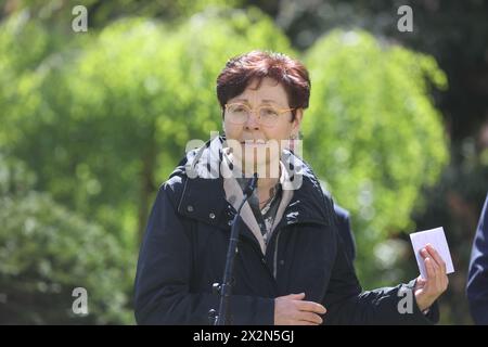 Altenburg, Deutschland. April 2024. Heike Taubert (SPD), Finanzministerin Thüringens, spricht auf der Pressekonferenz im Botanischen Garten nach der Außensitzung des thüringischen Kabinetts. Eines der diskutierten Themen war die Aussichten für den ländlichen Raum. Quelle: Bodo Schackow/dpa/Alamy Live News Stockfoto