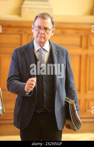 Altenburg, Deutschland. April 2024. Bodo Ramelow (die Linke), Ministerpräsident Thüringens, steht im Konferenzraum bei der Aussensitzung des thüringischen Kabinetts. Eines der diskutierten Themen war die Aussichten für den ländlichen Raum. Quelle: Bodo Schackow/dpa/Alamy Live News Stockfoto