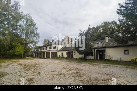 Das Wirtschaftsgebäude der SS diente nach dem zweiten Weltkrieg als Flüchtlingsunterkunft. (Hebertshausen, Deutschland, 10.10.2022) Stockfoto