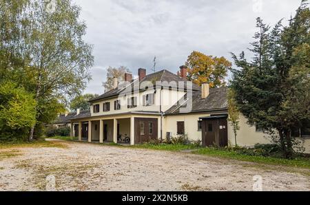 Das Wirtschaftsgebäude der SS diente nach dem zweiten Weltkrieg als Flüchtlingsunterkunft. (Hebertshausen, Deutschland, 10.10.2022) Stockfoto