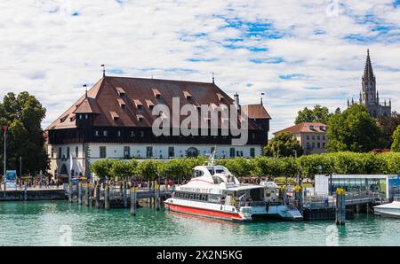 Blick in den Konstanzer Hafen mit dem Katamaran Constanze, sowie dem Münster unter Lieben Frau. (Konstanz, Deutschland, 13.07.2022) Stockfoto