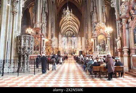 Kirche St. Stephen in Wien, Österreich, drinnen Stockfoto