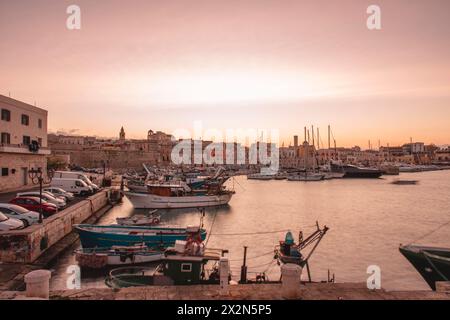 Panoramablick auf die Altstadt von Bisceglie und das Meer in Apulien. Stockfoto