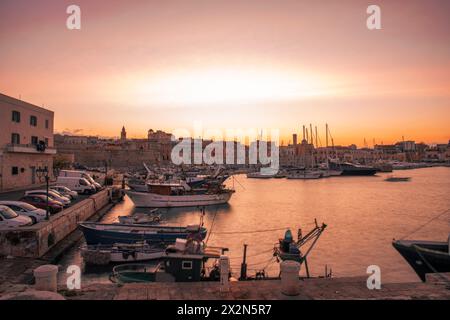 Panoramablick auf die Altstadt von Bisceglie und das Meer in Apulien. Stockfoto