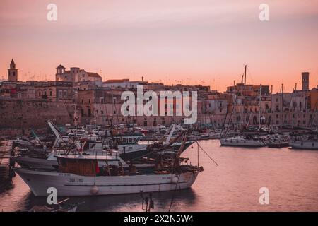 Panoramablick auf die Altstadt von Bisceglie und das Meer in Apulien. Stockfoto