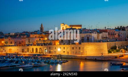 Panoramablick auf die Altstadt von Bisceglie und das Meer in Apulien. Stockfoto