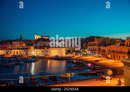 Panoramablick auf die Altstadt von Bisceglie und das Meer in Apulien. Stockfoto