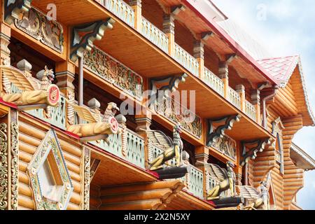 Wunderschöne Balkone eines großen Holzhauses mit geschnitzter Dekoration. Stockfoto