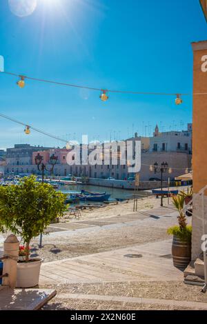 Panoramablick auf die Altstadt von Bisceglie und das Meer in Apulien. Stockfoto