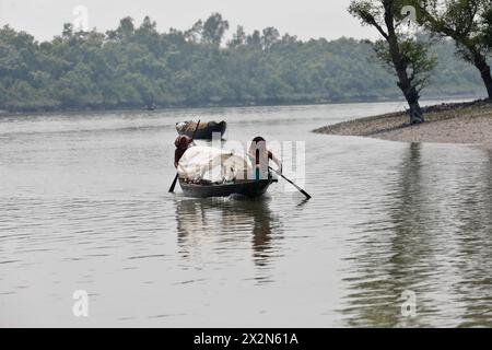 Khulna, Bangladesch - 13. April 2024: Die Sundorbons sind der größte Mangrovenwald der Welt. UNESCO-Weltkulturerbe und Naturschutzgebiet A Stockfoto