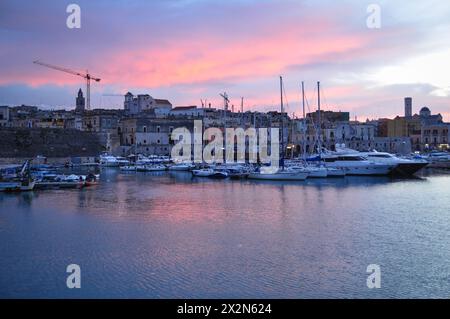 Panoramablick auf die Altstadt von Bisceglie und das Meer in Apulien. Stockfoto