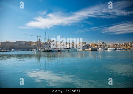Panoramablick auf die Altstadt von Bisceglie und das Meer in Apulien. Stockfoto