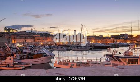 Panoramablick auf die Altstadt von Bisceglie und das Meer in Apulien. Stockfoto