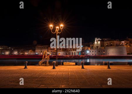 Panoramablick auf die Altstadt von Bisceglie und das Meer in Apulien. Stockfoto