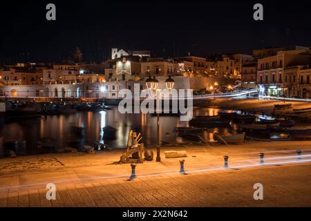 Panoramablick auf die Altstadt von Bisceglie und das Meer in Apulien. Stockfoto