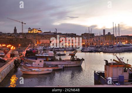 Panoramablick auf die Altstadt von Bisceglie und das Meer in Apulien. Stockfoto