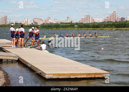 MOSKAU – 5. JUNI: Russische Mannschaften rudern am Pier in der Großen Moskauer Regatta 2011 am 5. Juni 2011 in Moskau. Stockfoto