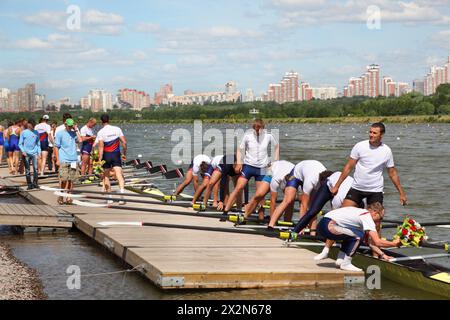 MOSKAU - 5. JUNI: Wettbewerber bei der Großen Moskauer Regatta 2011 am 5. Juni 2011 in Moskau, Russland. Stockfoto