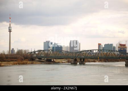 Nordbahnbrücke in der Nähe des Turms in Wien, Österreich Stockfoto