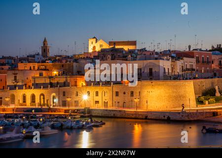 Panoramablick auf die Altstadt von Bisceglie und das Meer in Apulien. Stockfoto