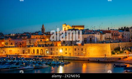 Panoramablick auf die Altstadt von Bisceglie und das Meer in Apulien. Stockfoto