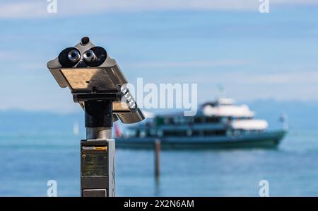 Ein Teleskop ist auf den Bodensee hinausgerichtet, wo gerade die MS St. Gallen in den Hafen von Konstanz einfahren. (Konstanz, Deutschland, 13.07.2022) Stockfoto