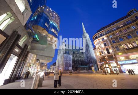 WIEN - 20. Februar: Stephansdom auf der berühmtesten Straße Graben bei Nacht am 20. Februar 2012 in Wien, Österreich. St. Stephans Kathedrale ist der Mo Stockfoto