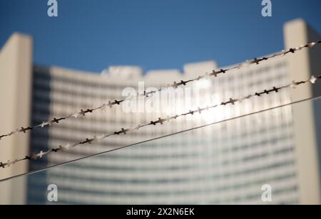 WIEN - 21. Februar: Stacheldraht gegenüber dem UN-Gebäude am 21. Februar 2012 in Wien, Österreich. Die UNO wurde am 1. Januar 1980 gegründet und war die dritte dieser Art Stockfoto