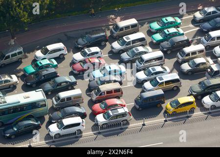 GUANGZHOU - 24. November 2011: Verkehrsstaus auf der Autobahn anstelle der Verengung der Fahrbahn, Guangzhou, China. Gesamtzahl der Fahrzeuge in M Stockfoto