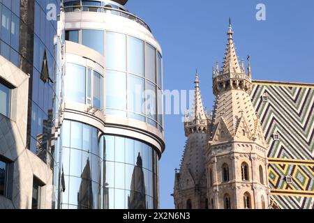 WIEN - 21. Februar: St. Stephanskirche bei Haas Haus am 21. Februar 2012 in Wien. St. Die Stephens Kathedrale ist die Mutterkirche des Erzbistums Stockfoto