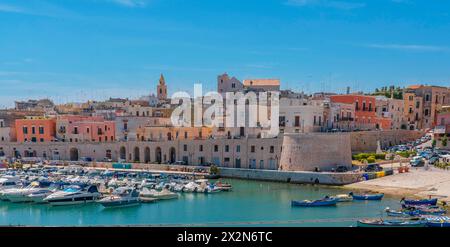 Panoramablick auf die Altstadt von Bisceglie und das Meer in Apulien. Stockfoto