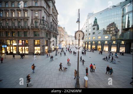 Die Leute gehen abends auf den Stock-im-Eisen-Platz Stockfoto