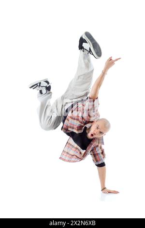 Breakdancer steht auf einer Hand und schreit isoliert auf weißem Hintergrund. Stockfoto