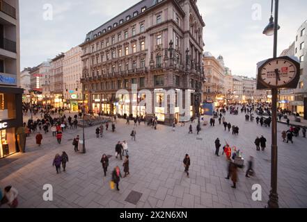 WIEN-21. Februar: Menschen gehen am 21. Februar 2012 in Wien auf Stock-im-Eisen-Platz in der Nähe der Uhr. Der Stock im Eisen ist der Mittelteil eines Baumstamms Stockfoto